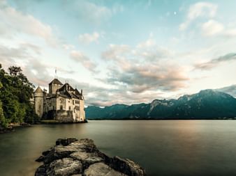 Vom See aus sieht man bei Abendstimmung auf das Schloss Chillon.