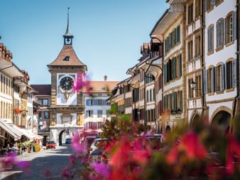 La porte de Berne avec la vieille ville et des fleurs dans l'image.