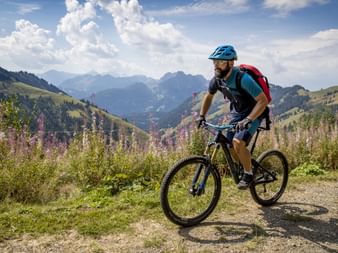 Biker in den Berner Oberländer Alpen