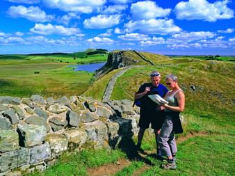 Wanderkarten und Wanderer am Hadrians Wall