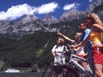 Cyclistes sur la route des lacs de Meiringen à Rapperswil avec des montagnes en arrière-plan.