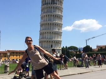 Unsere schräge Mitarbeiterin Marlis, vor dem nicht weniger schiefen Turm von Pisa.