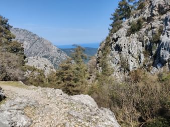 Aussicht aufs Meer zwischen Felsen und Bergen hindurch