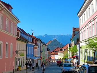 Murnau Fußgängerzone mit Blick auf die Berge