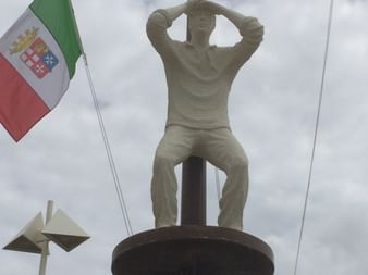 Eine Statue eines Mannes, welcher auf einem Schiffsaussichtspunkt Ausschau hält. Aktivferien mit Eurotrek.