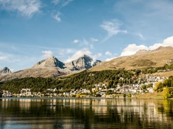 Depuis le lac, on aperçoit le village de St-Moritz en Engadine.