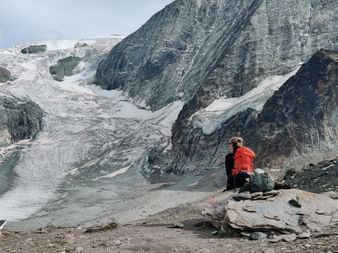 Hikers in front of the Cheilong Glacier