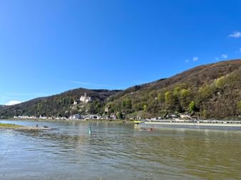 Blick auf Schloss Stolzenfels liegt am linken Rheinufer unweit der Stadt Koblenz.