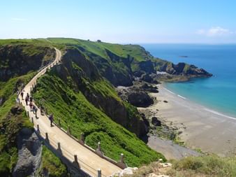 Wanderwege am Plateau mit Meerblick