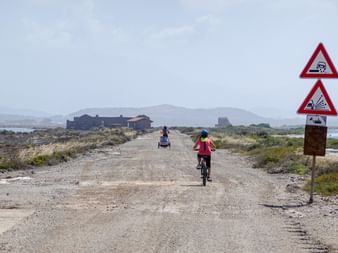 Radfahrer auf dem Radweg in Sardinien am Meer.