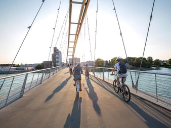 Velofahrer passieren eine Fahrradbrücke in der Stadt Basel