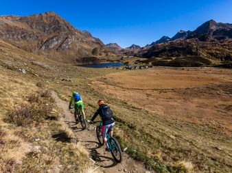 Velofahrer auf der Gottardo-Bike Strecke. Mountainbikeferien mit Eurotrek.