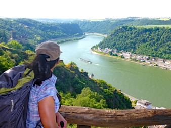 Wanderer mit Blick auf den Rhein und Burg Katz