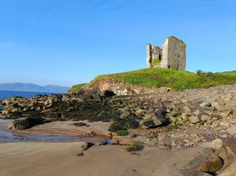 Les ruines d'un château sur la plage en Irlande