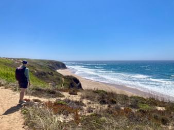 Ines steht an der Küste der Rota Vicentina
