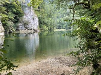 Der Weg nach Biaufond entlang der Doubs
