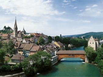 Blick auf die Stadt Baden im Kanton Aargau. Jura-Höhenweg. Wanderferien mit Eurotrek.