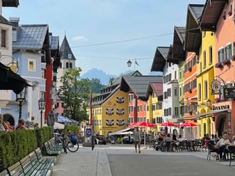 Innenstadt Kitzbuehel mit Bergblick