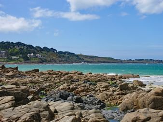 Wunderschönes Küstenpanorama beim Wandern in der Bretagne