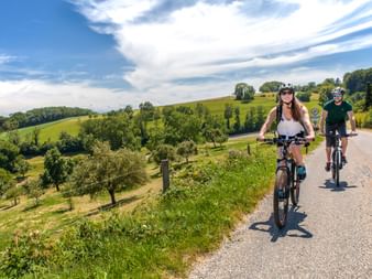 Zwei Radfahrer auf der Radtour durch den Kanton Jura.