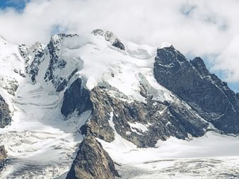 Ein Bergpanorama des Berninapasses in Graubünden. Schneebedeckte Bergspitzen.
