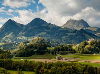 Vue sur un paysage de montagne à Gruyères dans le canton de Fribourg.