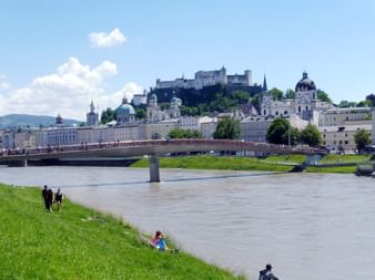 Blick auf Salzburg vom Wasser aus