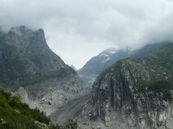 Berglandschaft in allen möglichen Grautönen unter dem Nebel.