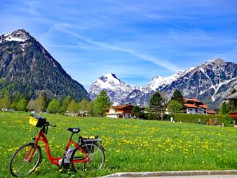 Blick auf die Bergkulisse in Tirol