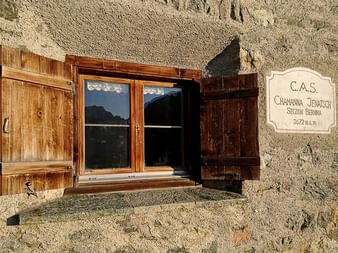 Ein Fenster mit Holzrahmen der Jenatsch Hütte in Bernina im Kanton Graubünden.