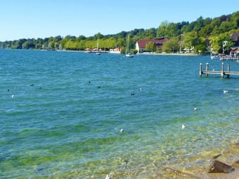 Wanderrast am Ufer vom schönen Starnberger See