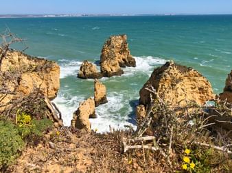 Weitblick auf die Felsküste der Algarve