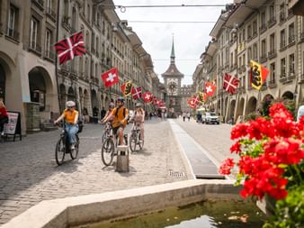 Velogruppe vor dem Zytgloggeturm in Bern