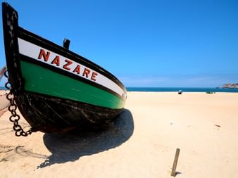 Fischerboot am Strand von Nazaré