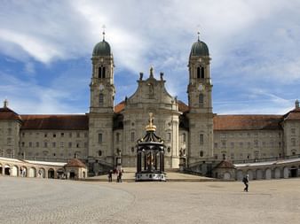 Le pittoresque monastère d'Einsiedeln est directement relié à la zone piétonne du centre-ville.
