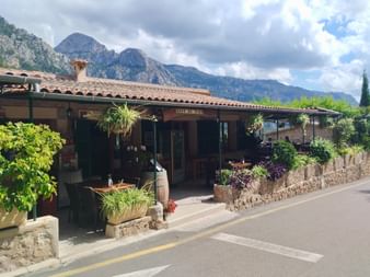 Restaurant mit Terrasse und Pflanzen in Fornalutx