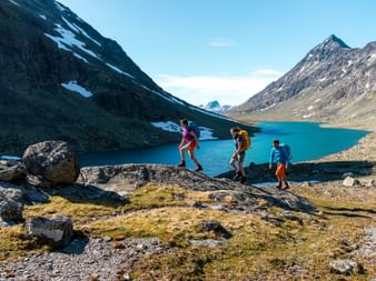 Drei Wanderer wandern durchs Svartdalen Valley in Norwegen.