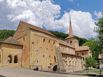 Blick auf das Kloster in Romainmôtier, Waadt. Veloferien mit Eurotrek.