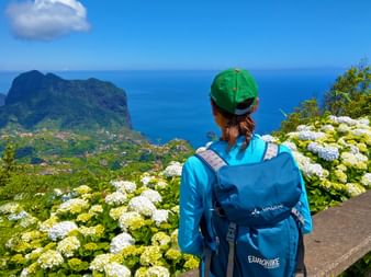 Wanderin auf Madeira Meerblick