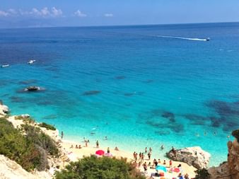 Der Strand an der Ostküste in Sardinien
