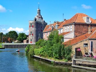 Holländische Häuser direkt am Flussufer