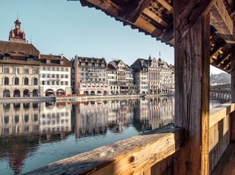 Der Blick von der Kappelbrücke an die Ufer der Stadt Luzern.