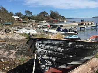Mehrere angelegte Boote. Inselhüpfen Schweden. Aktivferien mit Eurotrek.