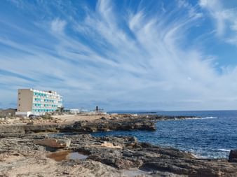 Das Hotel Universal Cabo Blanco ist direkt am Meer in Mallorca.