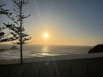 Sonne über dem Meer und Silhouetten