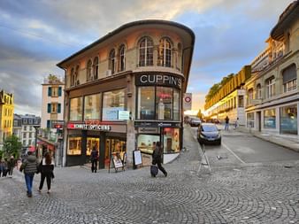 Spitze Gasse der kleinen Eiche im Stadtzentrum von Lausanne.