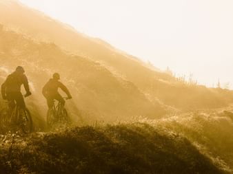 Deux cyclistes sur l'itinéraire Valais-Alpine Bike. Vacances à vélo avec Eurotrek.