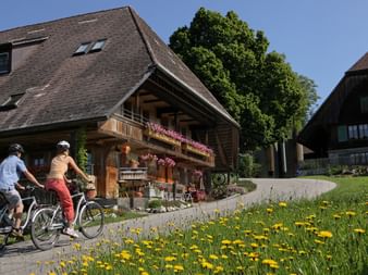Ein Biker-Pärchen fahren an einem Bauernhof in Burgdorf vorbei.