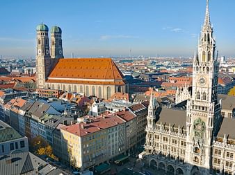 Die Frauenkirche und der Rathausturm in München stehen inmitter der autofreien Innenstadt Münchens.