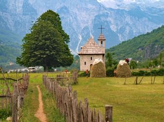 Wanderpfade durch liebliche albanische Dörfer